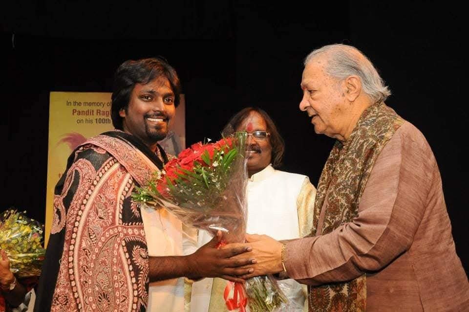 Pt Hariprasad Chaurasia being felicitated by Rishab Prasanna